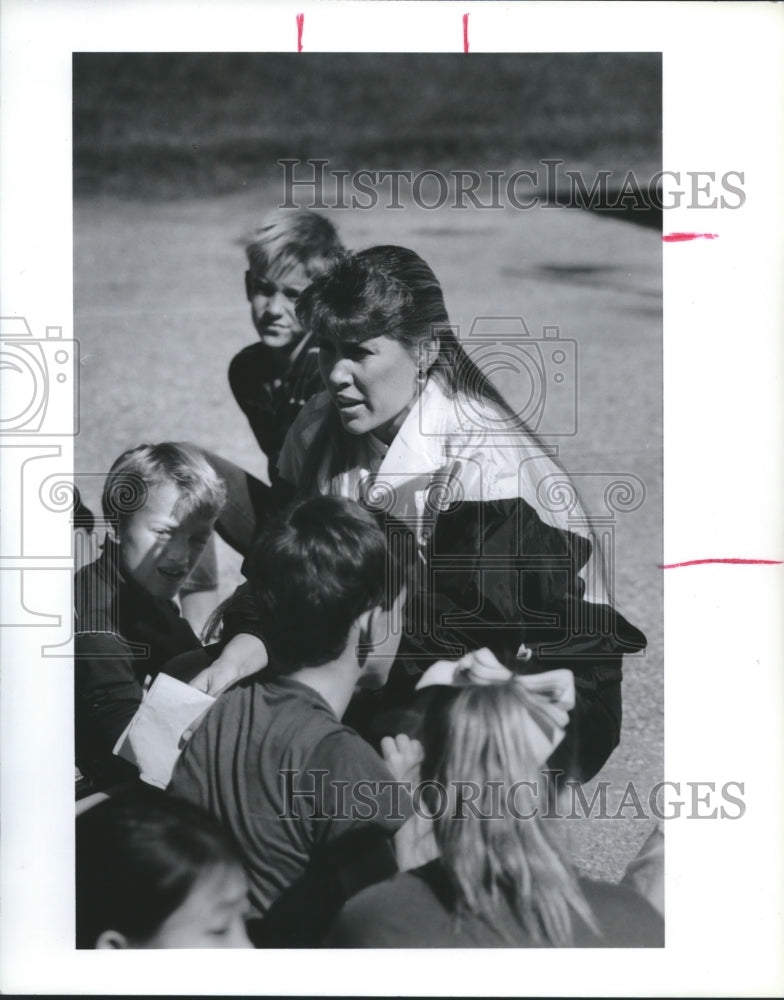 1989 Hula Hoop instructor Linda Rowe with her group in Houston - Historic Images