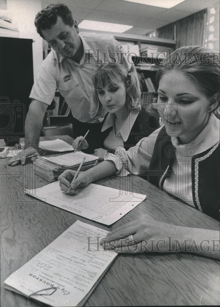 1972 Glenda Oberpriler and Gwen Webb complete ambulance records - Historic Images