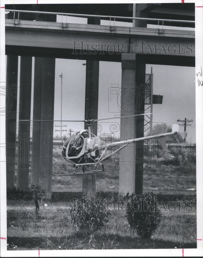 1975 Press Photo Houston Police helicopter moves close to freeway near explosion- Historic Images