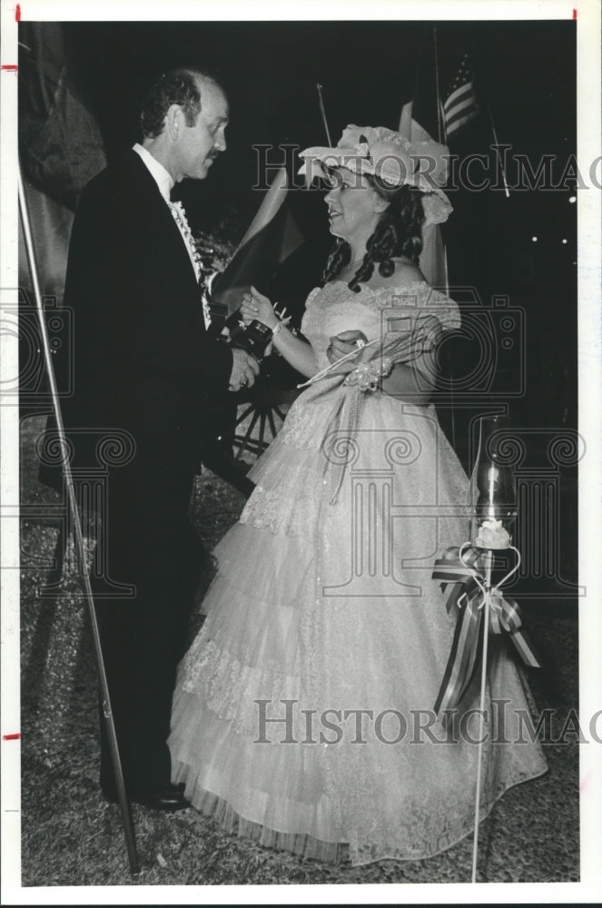 1986 Press Photo Heritage Society docent Betty Flora with husband Roy - Historic Images