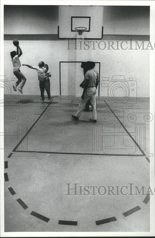 1984 Press Photo Staff plays basketball at Harris C. Juvenile Detention Center - Historic Images