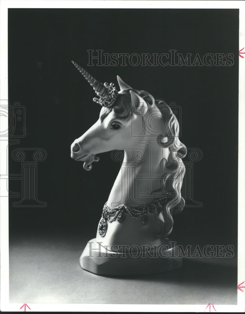 1986 Press Photo Cybis porcelain &quot;Prince Brocade&quot; unicorn auctioned in Houston - Historic Images