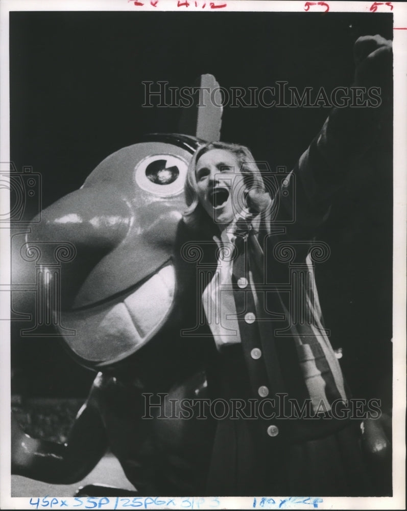 1966 Press Photo Houston's Lamar high cheerleader Terri Feaccone with mascot - Historic Images