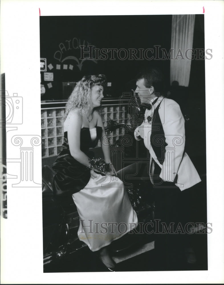 1988 Rhonda Hill & Jim Royse at Lamar High School prom in Houston - Historic Images
