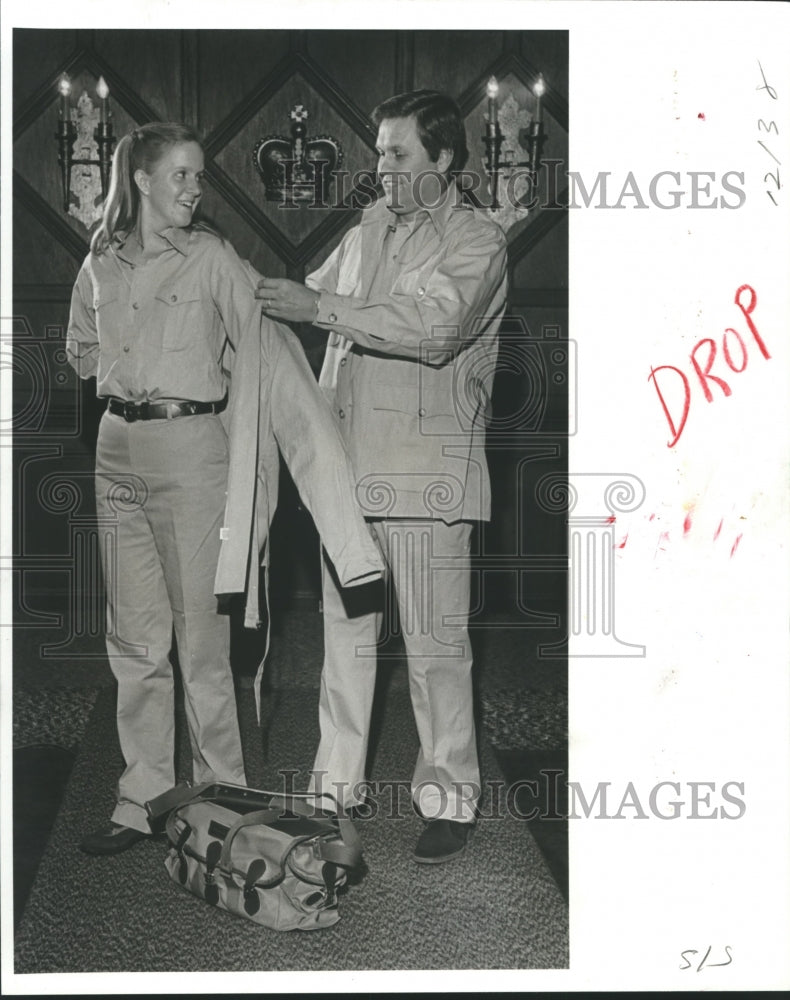 1981 Press Photo Couple models hunting apparel by Orvis of Houston - hca33595 - Historic Images