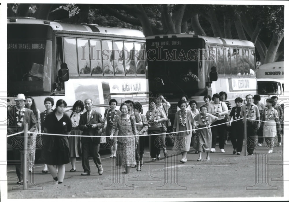 1991 Japanese tourists visit Punchbowl cemetery in Honolulu, Hawaii - Historic Images