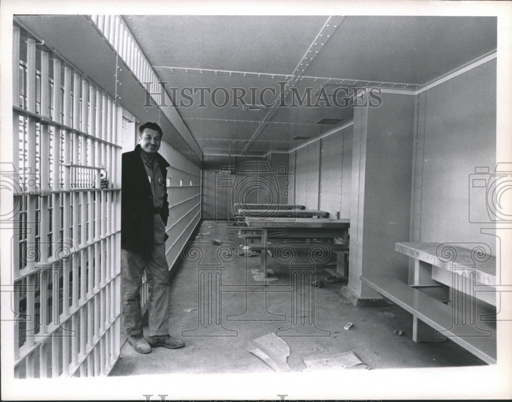 1967 Press Photo Ed Pruch works on cells of day room at Harris Co. Prison Farm - Historic Images