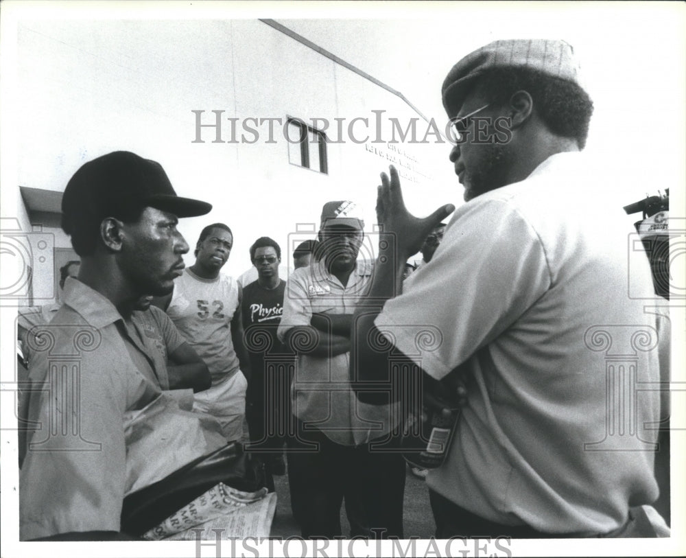 1986 Morgan Hunt speaks to strikers at Houston garbage substation - Historic Images