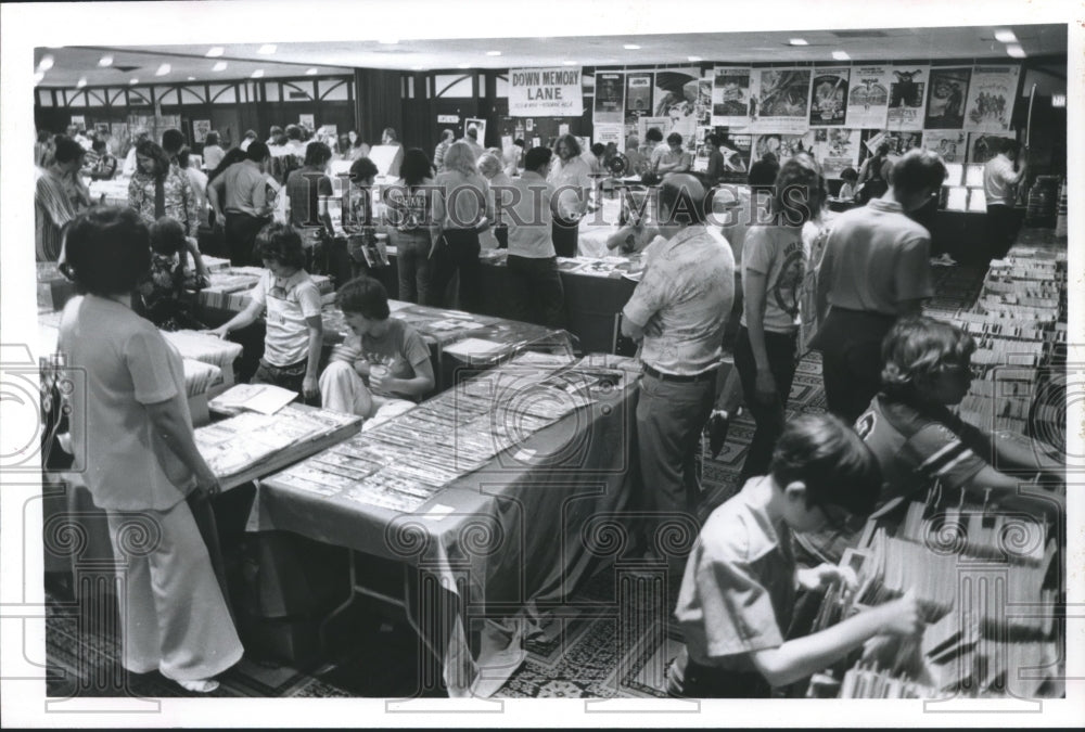 1976 Large crowds shop at booths at Houstoncon - Historic Images