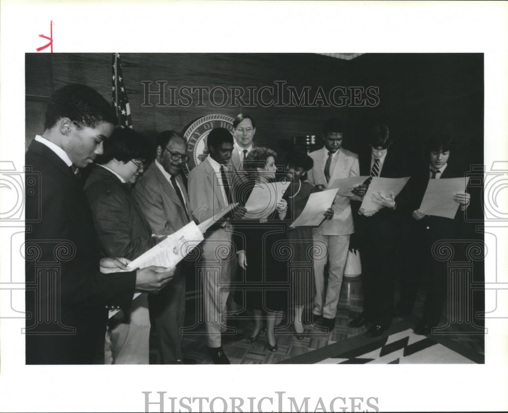 1986 Houston Mayor Whitmire gives Washington students proclomation - Historic Images