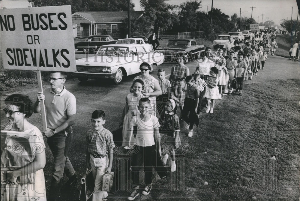 1964 TX Parents & students walk to Wainwright Elementary in protest - Historic Images