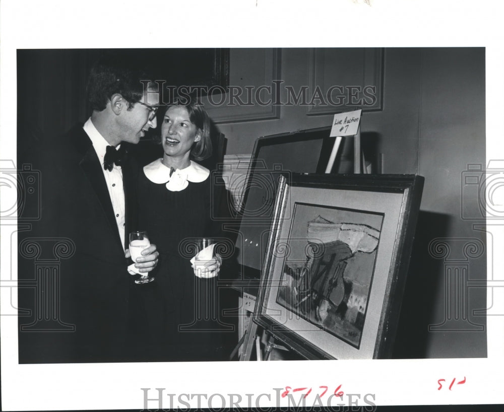 1981 Press Photo John &amp; Kathy Orten view art at Houston&#39;s St. John benefit - Historic Images