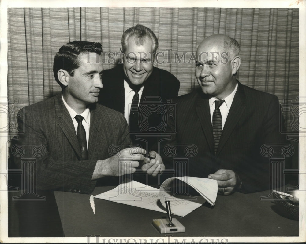 1961 Press Photo Modern Homes vice president J. Belin with Claude Sims - Historic Images