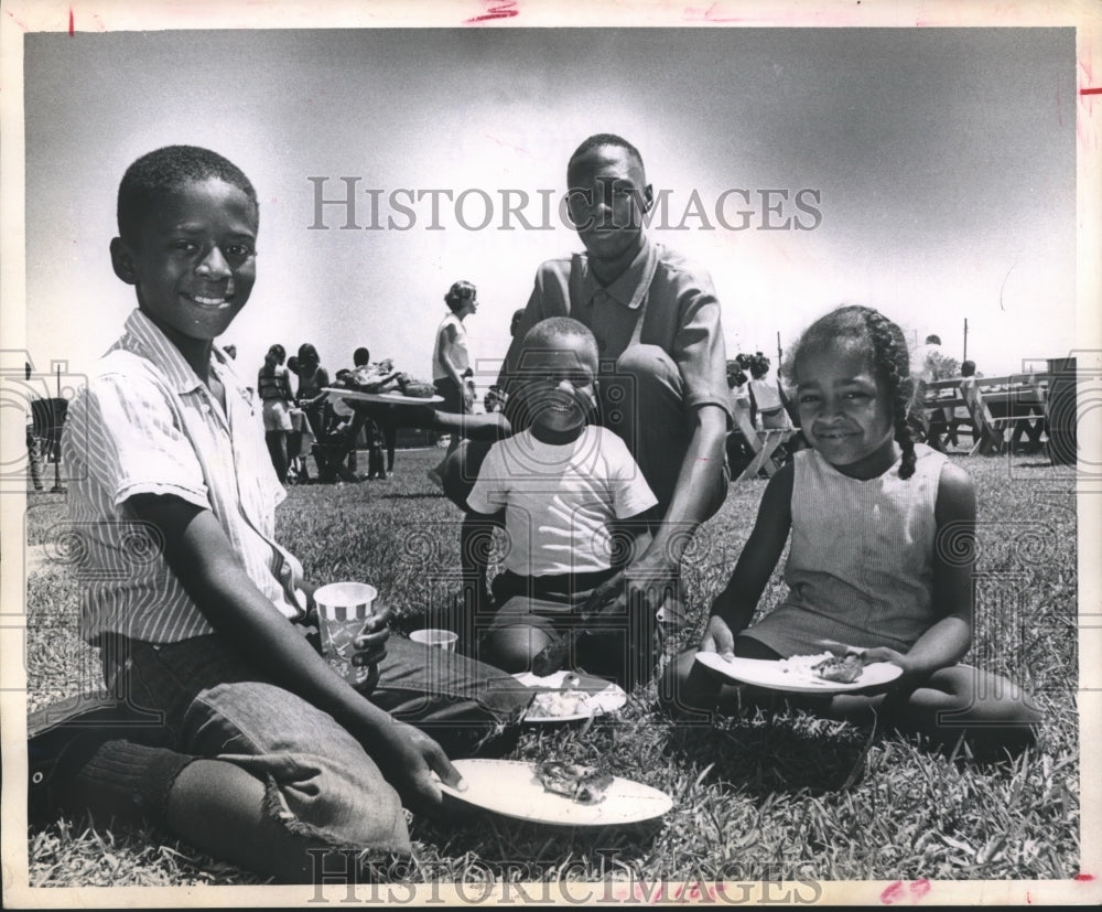 1968 Press Photo Children at Harris Co. Community Action picnic in Bricker Park - Historic Images