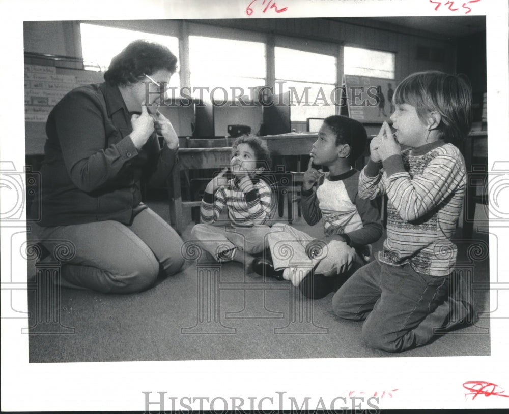 1978 Houston students learn sign language at Montrose Elementary - Historic Images