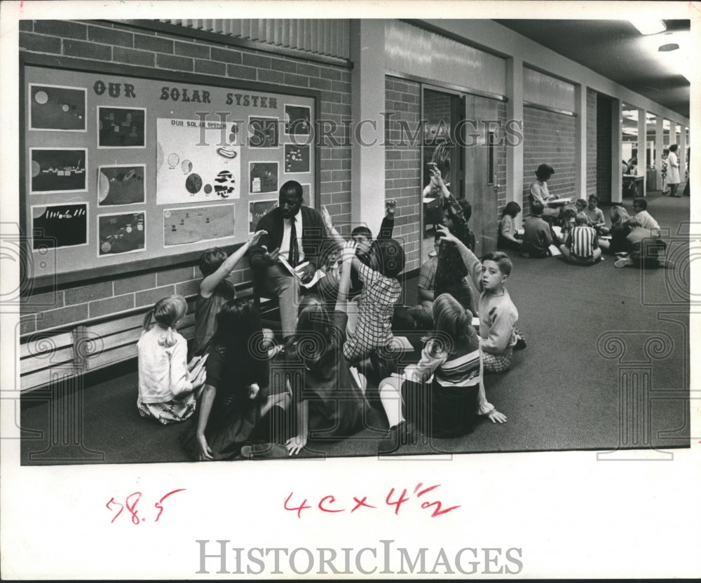 1969 Press Photo Student teacher Robert Adams tutors small group at Rogers Elem.-Historic Images