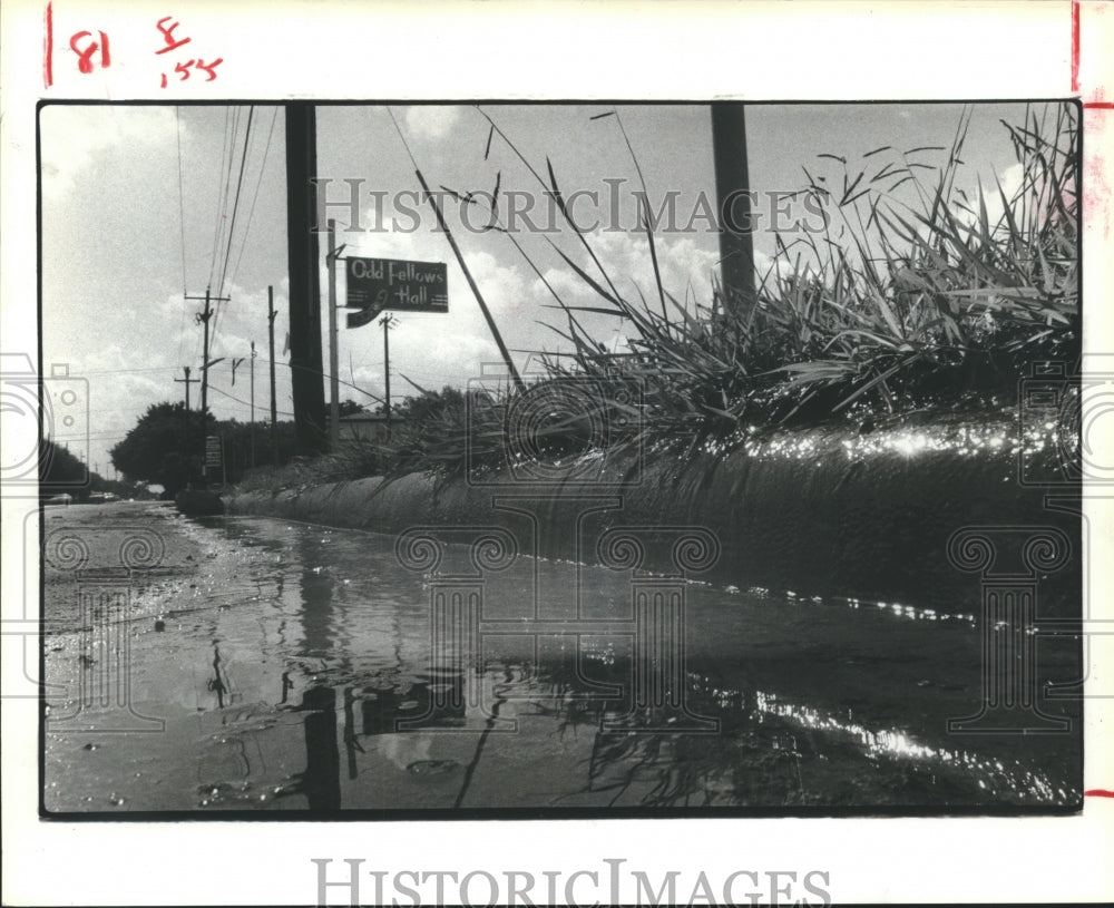 1980 Leaking water main on Park Place in Houston - Historic Images