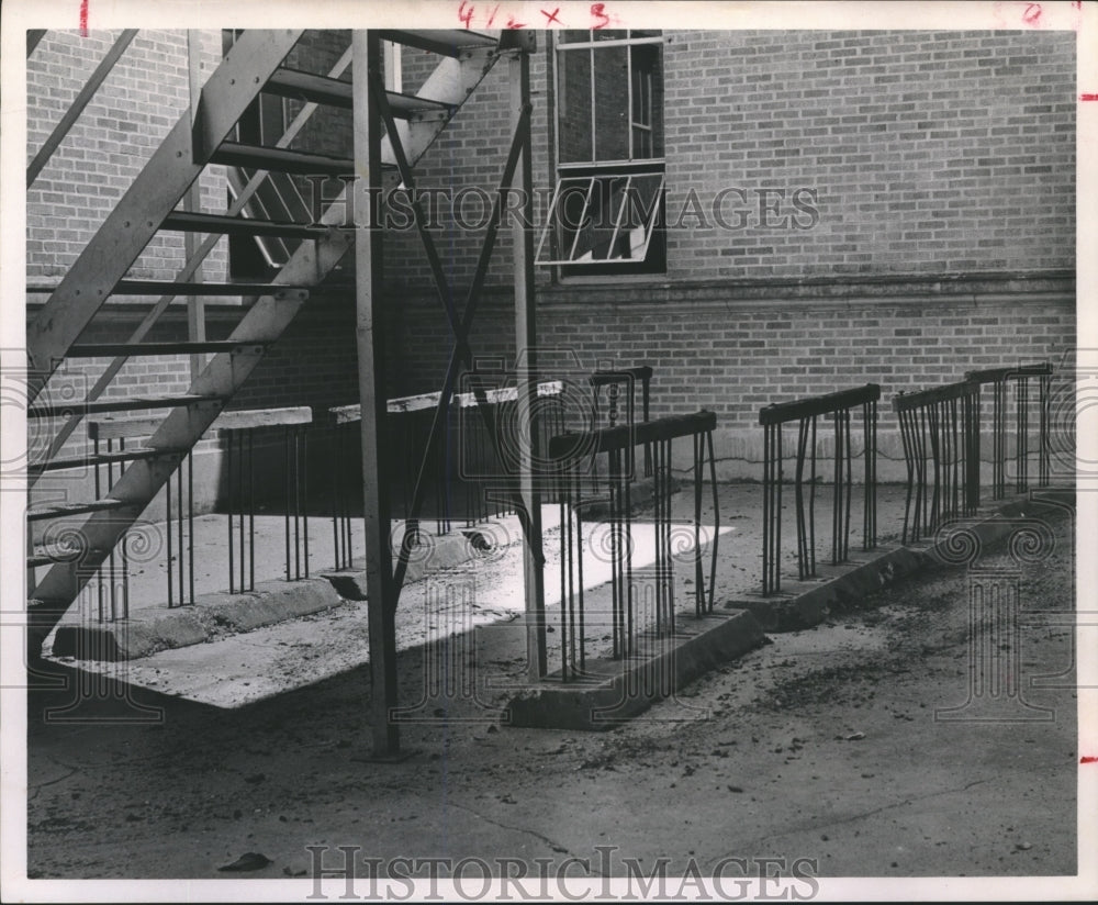 1962 Press Photo Empty bike racks outside Woodrow Wilson Elementary in Houston - Historic Images