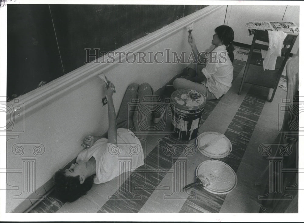 1985 Houston&#39;s Westbury High School students paint classroom - Historic Images