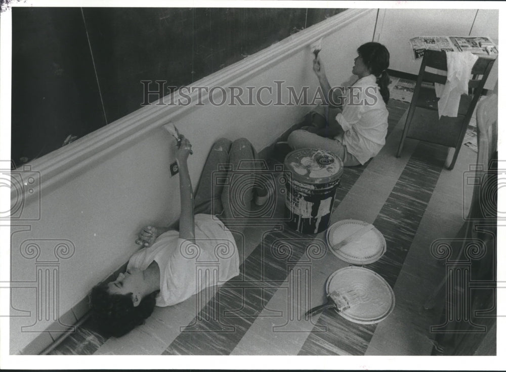 1985 Houston's Westbury High School students paint classroom - Historic Images