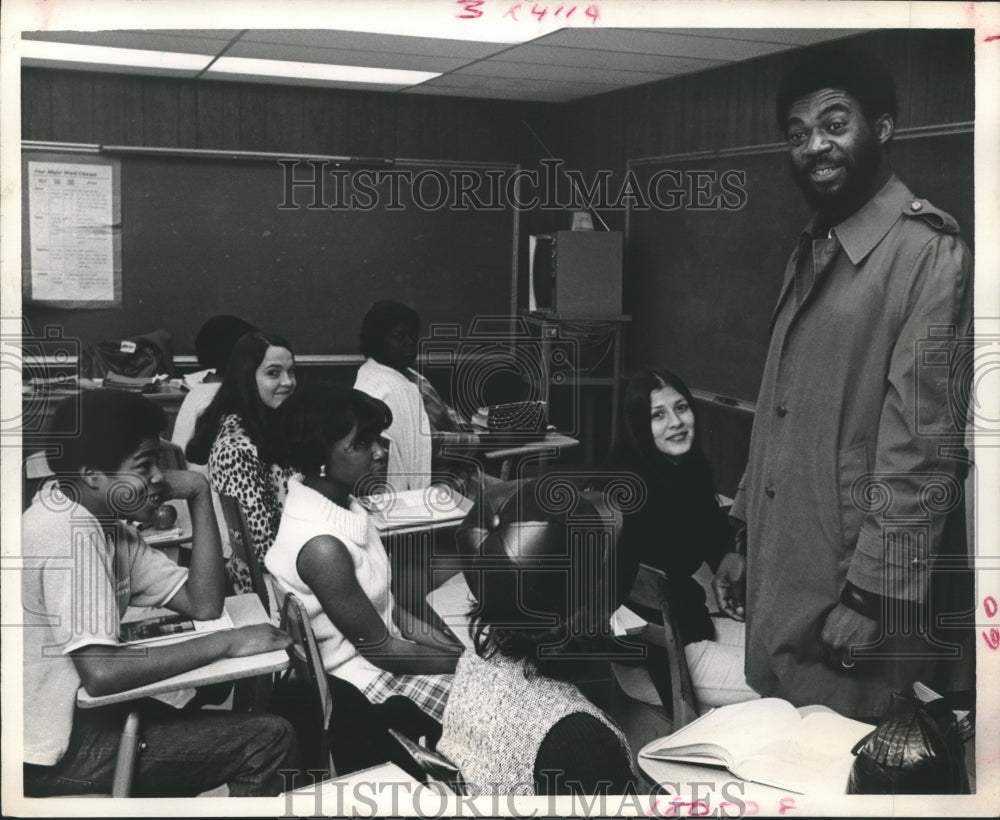 1972 Press Photo Actor Charles Robinson talks to Houston&#39;s Lincoln High students - Historic Images