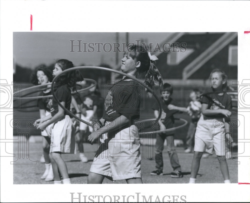 1989 Wilchester Elementary&#39;s Kelly Keezel and others hula hoop - Historic Images