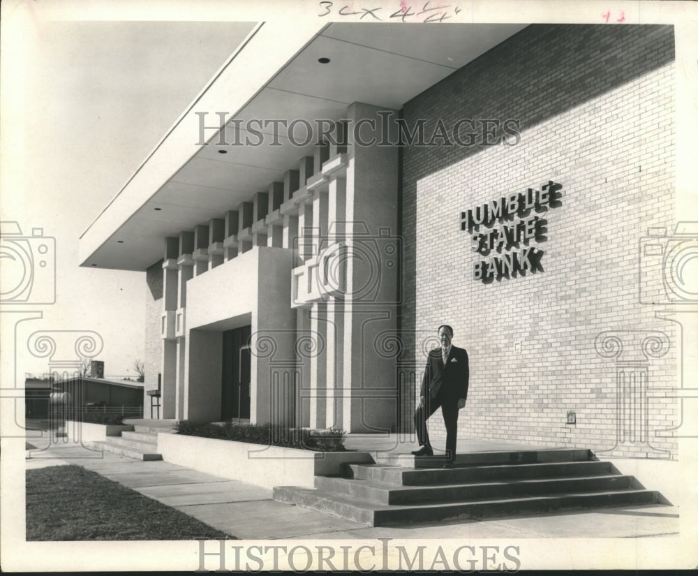 1970 Press Photo Humble State Bank president John McCraw stands on steps in TX - Historic Images