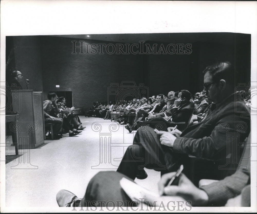 1972 Sam Houston principal Kenneth Kilbanks addresses crowd in TX - Historic Images
