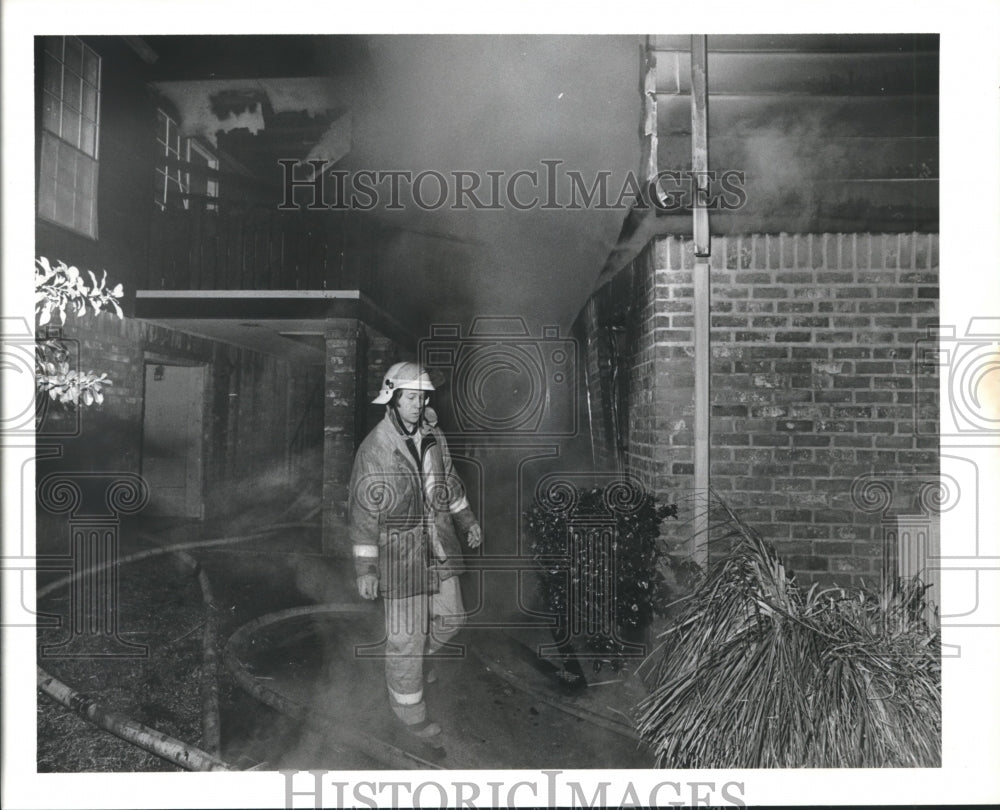 1979 Houston fireman exits smoke filled building - Historic Images