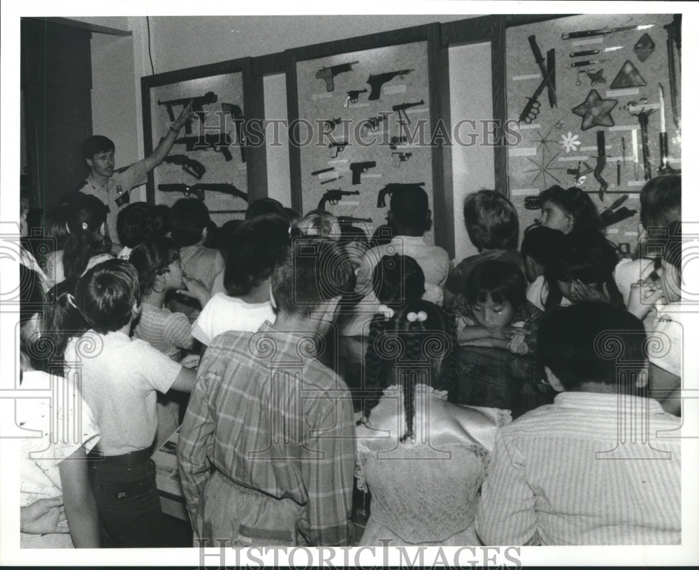 1985 Student learn about gun exhibit at Houston Police Museum - Historic Images