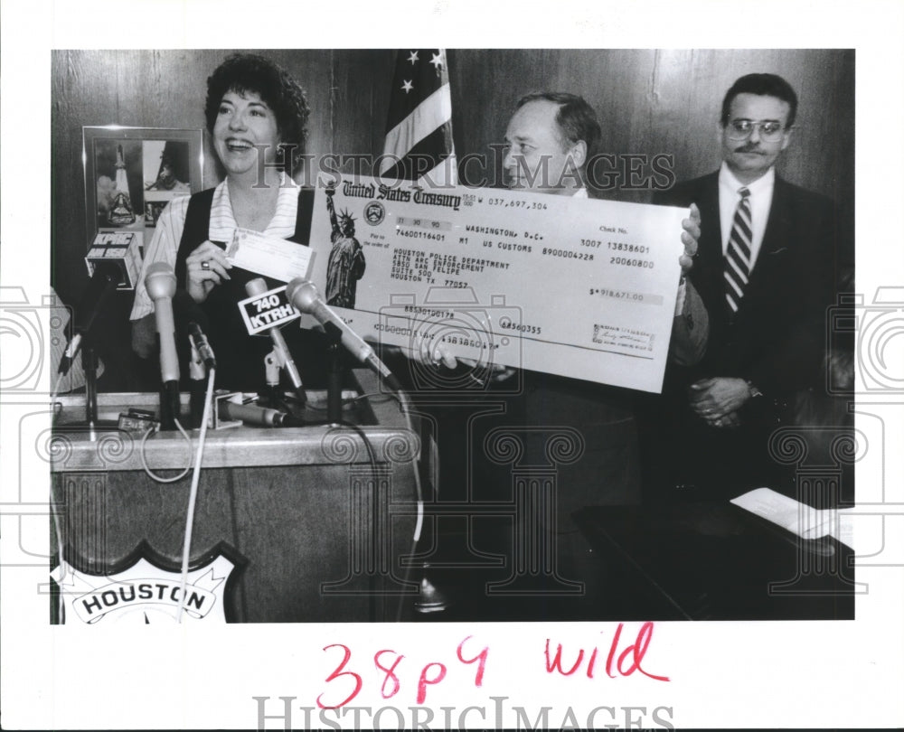 1990 Houston Police Chief Watson with check from U.S. Customs - Historic Images