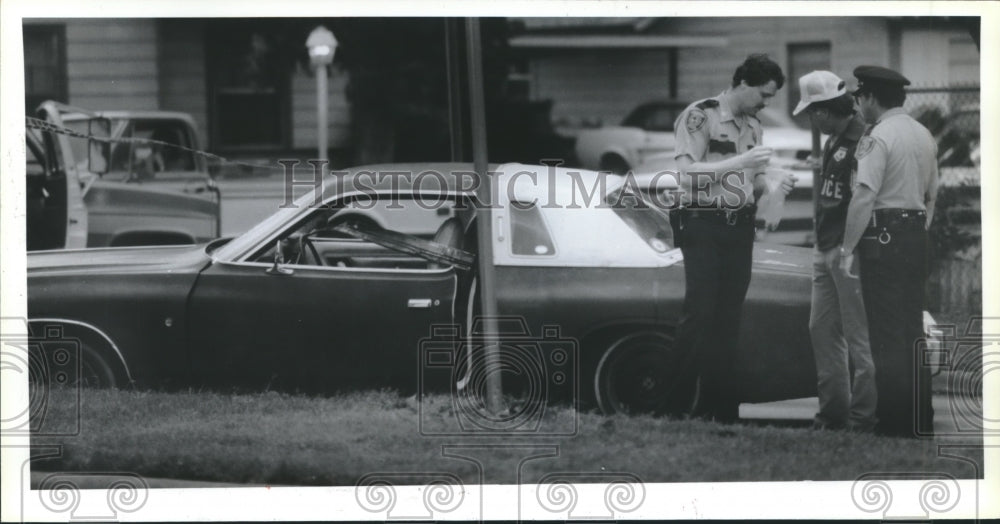 1986 Houston plice officer checks suspect&#39;s car on Tidwell - Historic Images