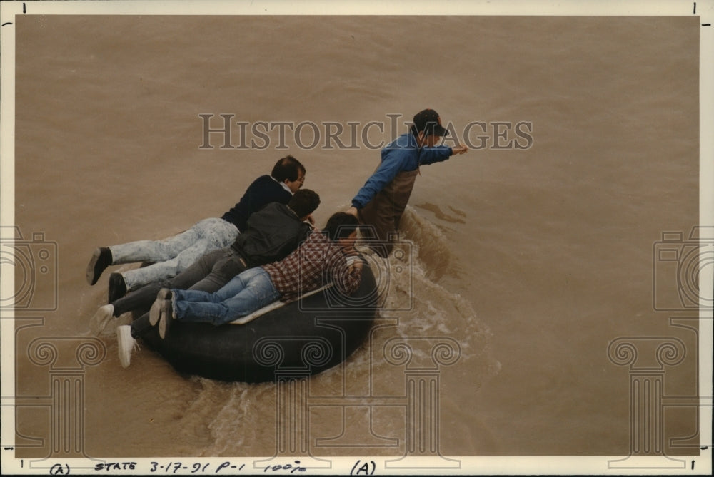 1991 Illegal aliens crossing border across Rio Grande River to Texas - Historic Images