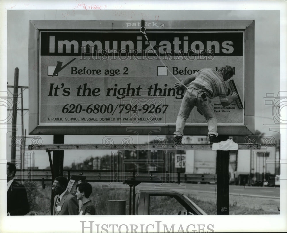 1991 Press Photo Les Riordan installs billboard on Hempstead Rd. in Houston - Historic Images