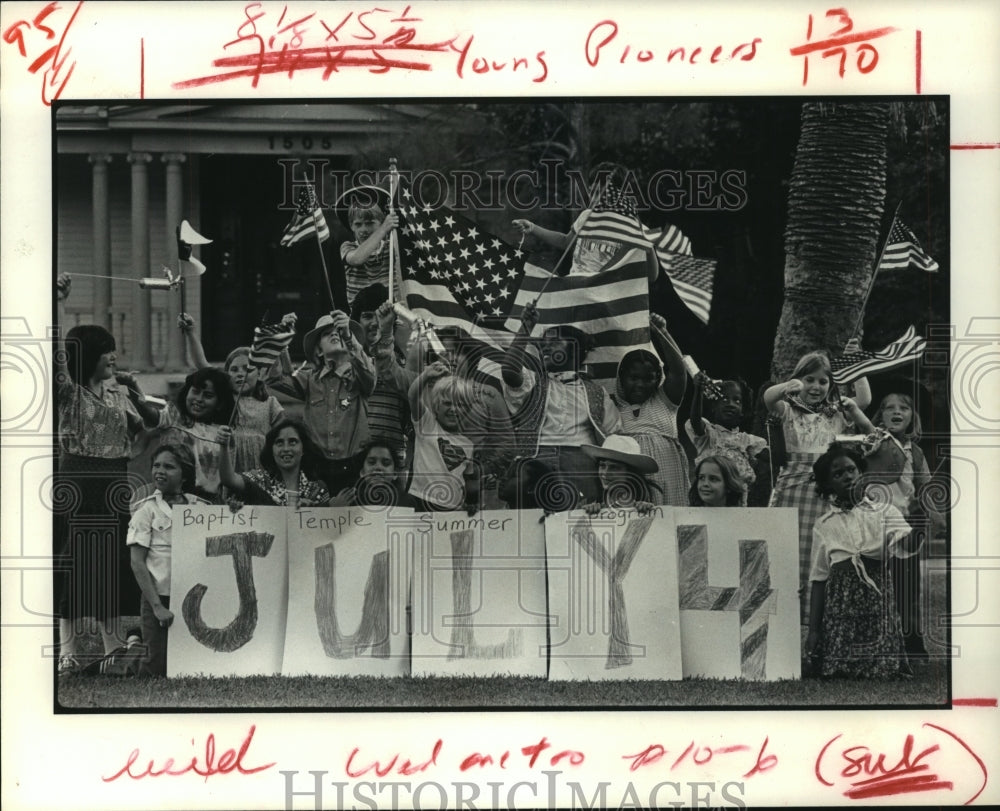 1979 Press Photo Baptist Temple Summer Program students wave flags in Heights - Historic Images