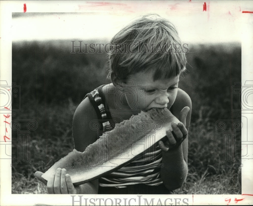 1978 Press Photo Eric Sumner eats watermelon at Houston 4th of July celebration - Historic Images