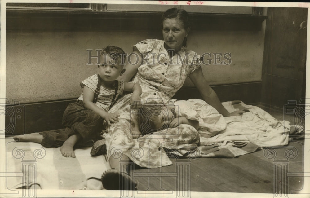 1957 Press Photo Mrs. Tommie Thompson & children at TX shelter during hurricane - Historic Images