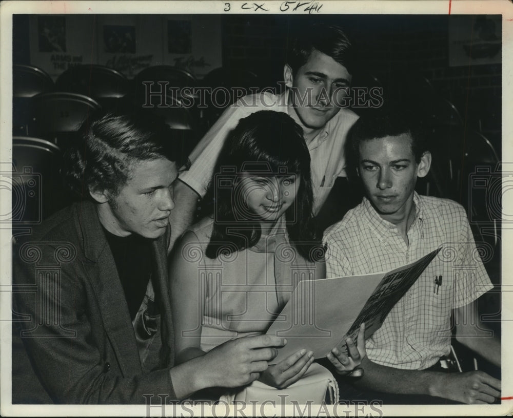 1970 Press Photo Interscholastic League contest participants wait, Texas - Historic Images