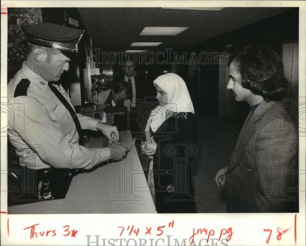 1979 Press Photo Iranian Houston students at I.N.S. for compliance check - Historic Images