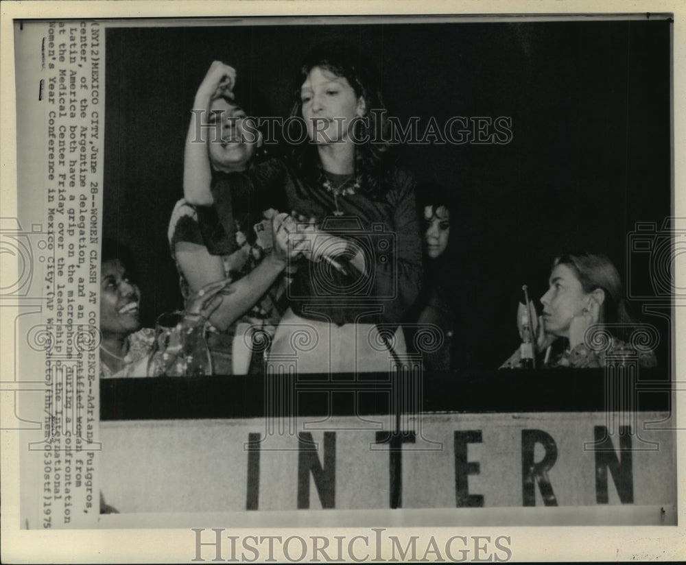 1975 Press Photo Women fight over mic at International Women's Year conference - Historic Images
