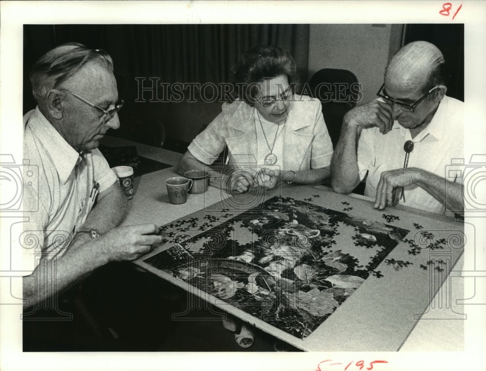 1978 Press Photo Milby Senior Center members work on puzzle, Houston - hca34820 - Historic Images