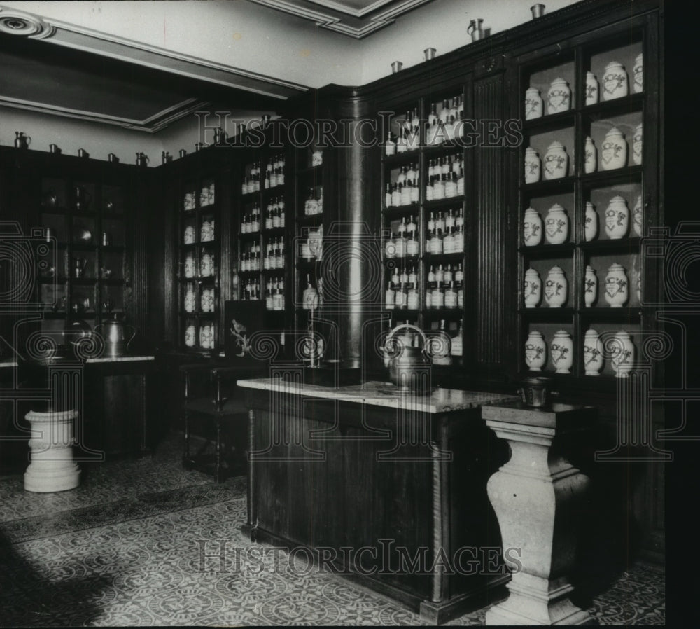 1965 Press Photo 18th century decor at French &quot;La Pharmacie&quot; in Beaume, France - Historic Images