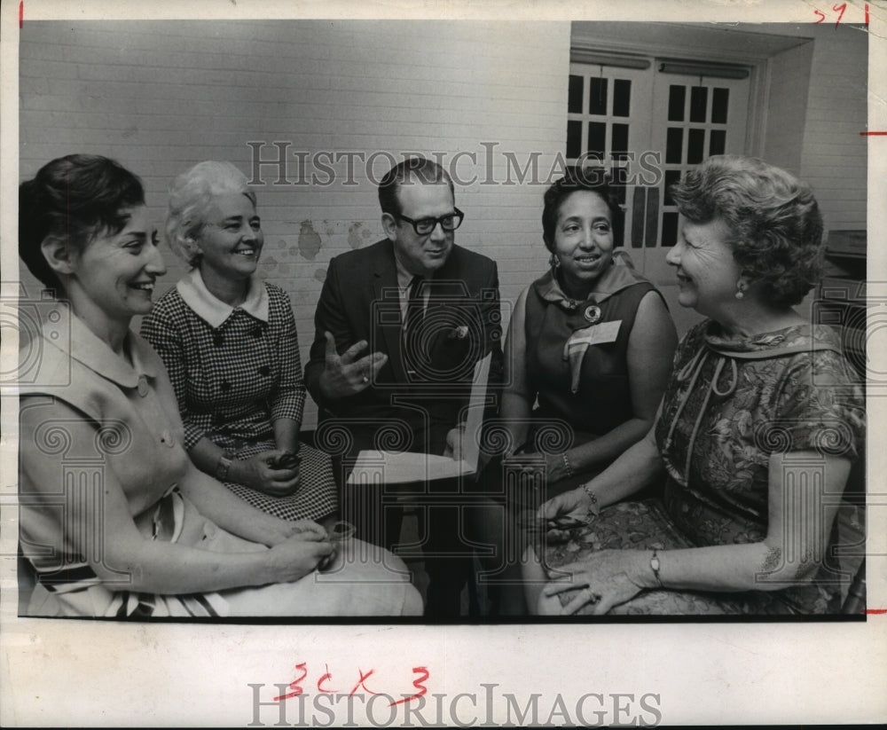 1969 Press Photo Volunteers of Houston Intercontinental Airport Chapel train - Historic Images