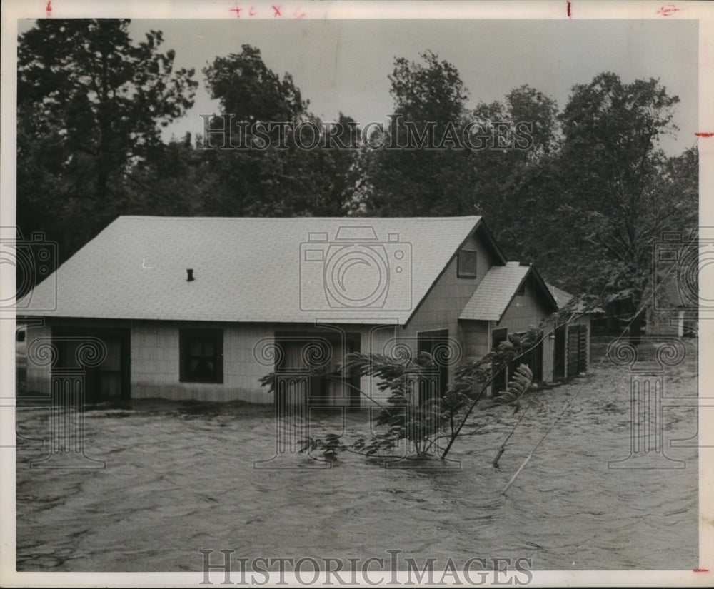 1961 Press Photo Flooded San Jacinto River floods Texas home after hurricane - Historic Images