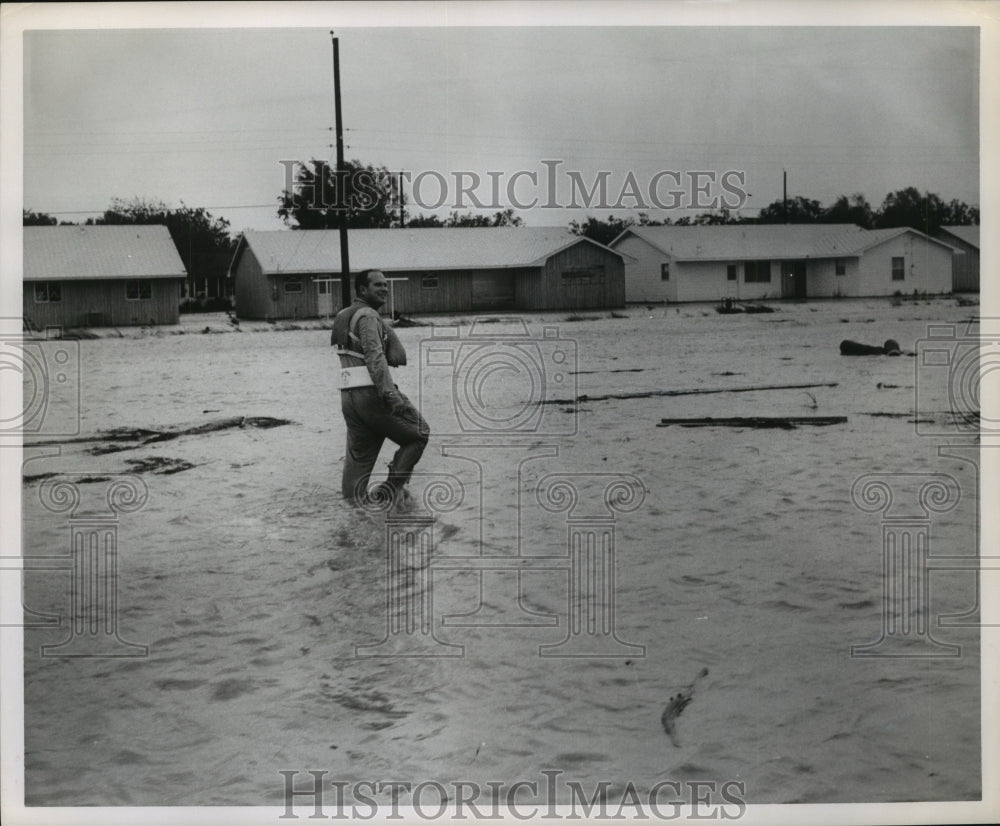 1961 Press Photo Man wades through flooded street after Hurricane Carla hits TX - Historic Images