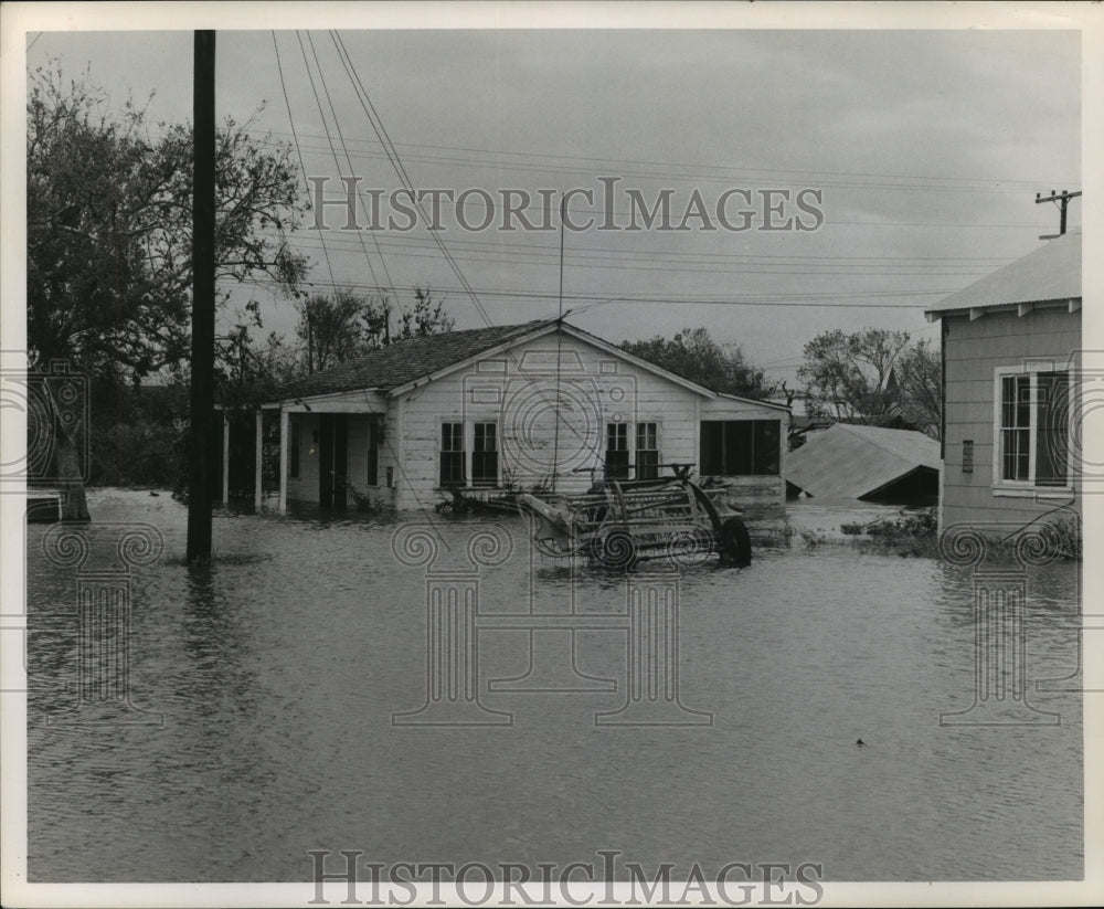 1961 Press Photo Flooded home caused by Hurricane Carla in Edna, Texas - Historic Images