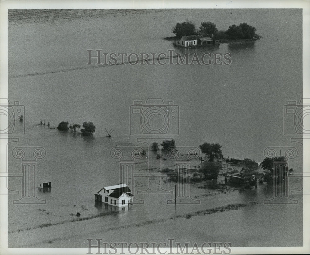 1967 Press Photo Flooded homes and land after Hurricane Beulah near Victoria, TX - Historic Images