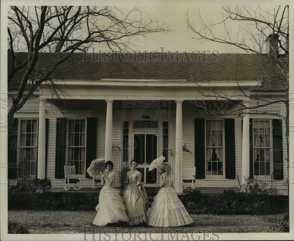 1971 Press Photo Workers on Jefferson Pilgrimage in costume outside home in TX - Historic Images