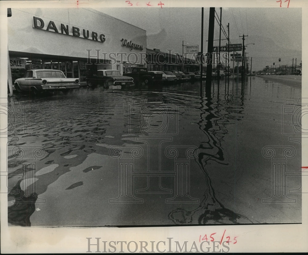 1968 Press Photo Flooding on Jensen Drive in northeast Houston after storm - Historic Images