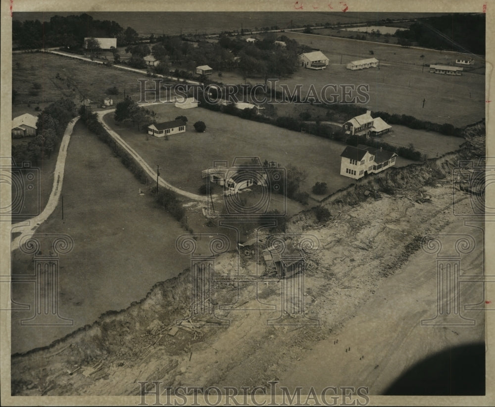 1961 Press Photo House toppled as hurricane Carla clawed bank away, Baytown - Historic Images